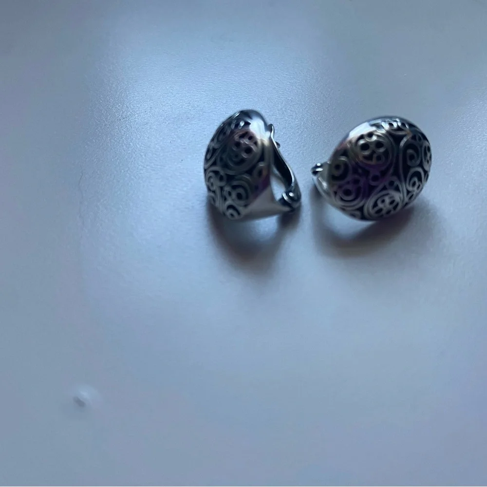 Elegant Silver Swirl Earrings🩶🤍 - Picture 5 of 5